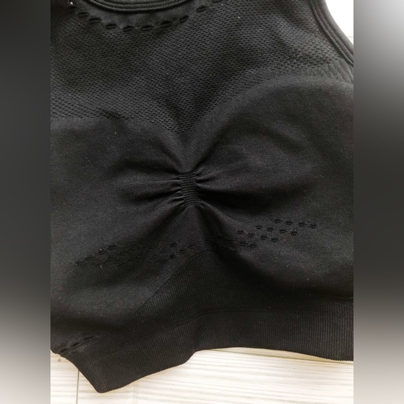 Gymshark racerback sports bra in black. No tag; measures out to be a size S - Picture 3 of 3